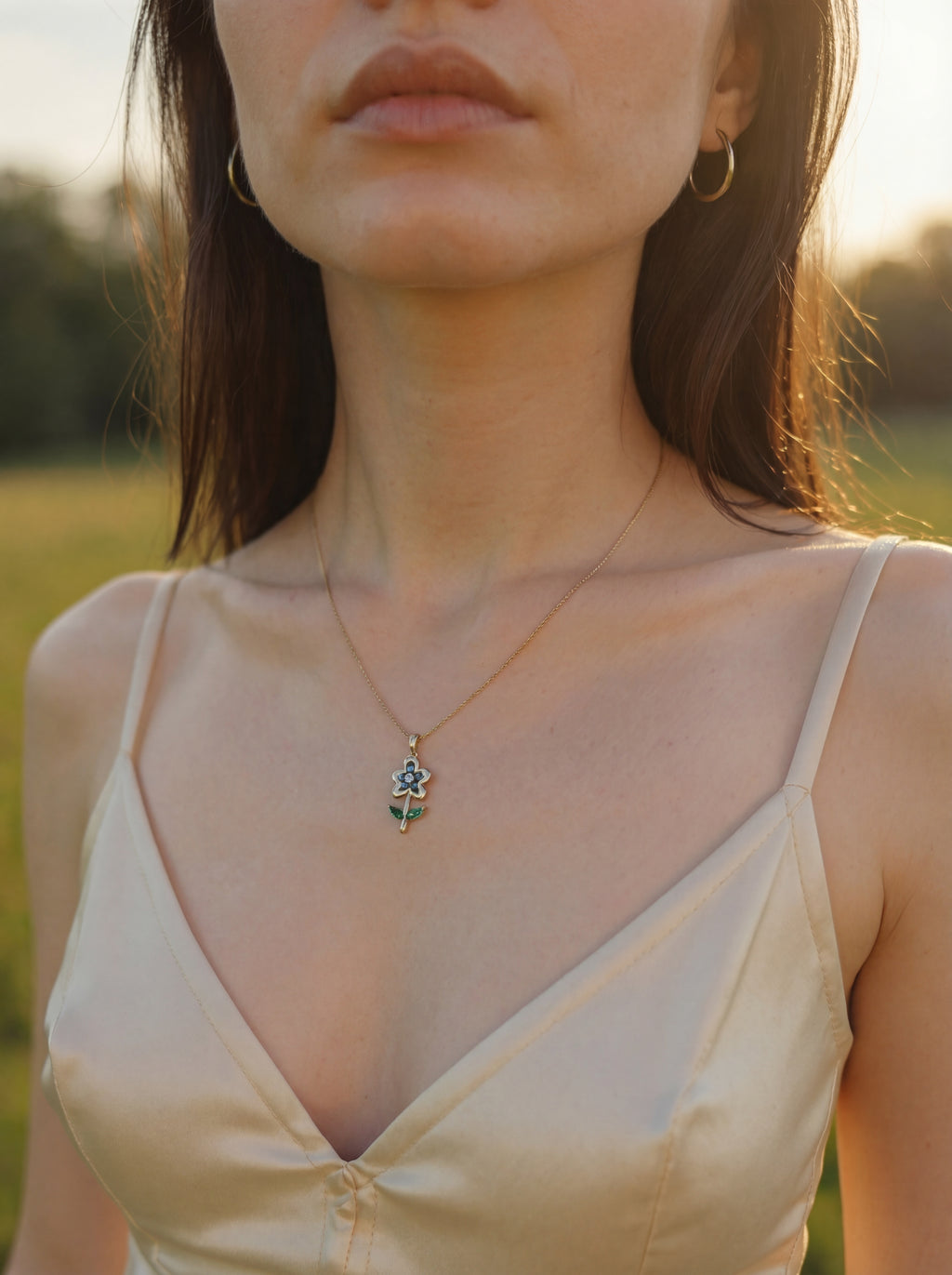 18 Karat vergoldeter Emaille-Blumenanhänger – Schlichter, zierlicher Stil