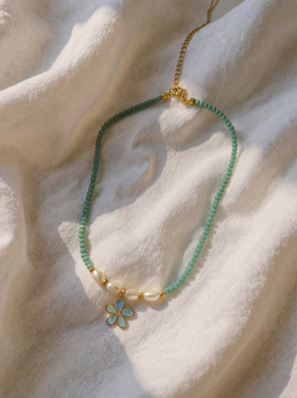 Halskette mit Emaille-Blumenperlen, 18 Karat vergoldet – Edelstahl 316L