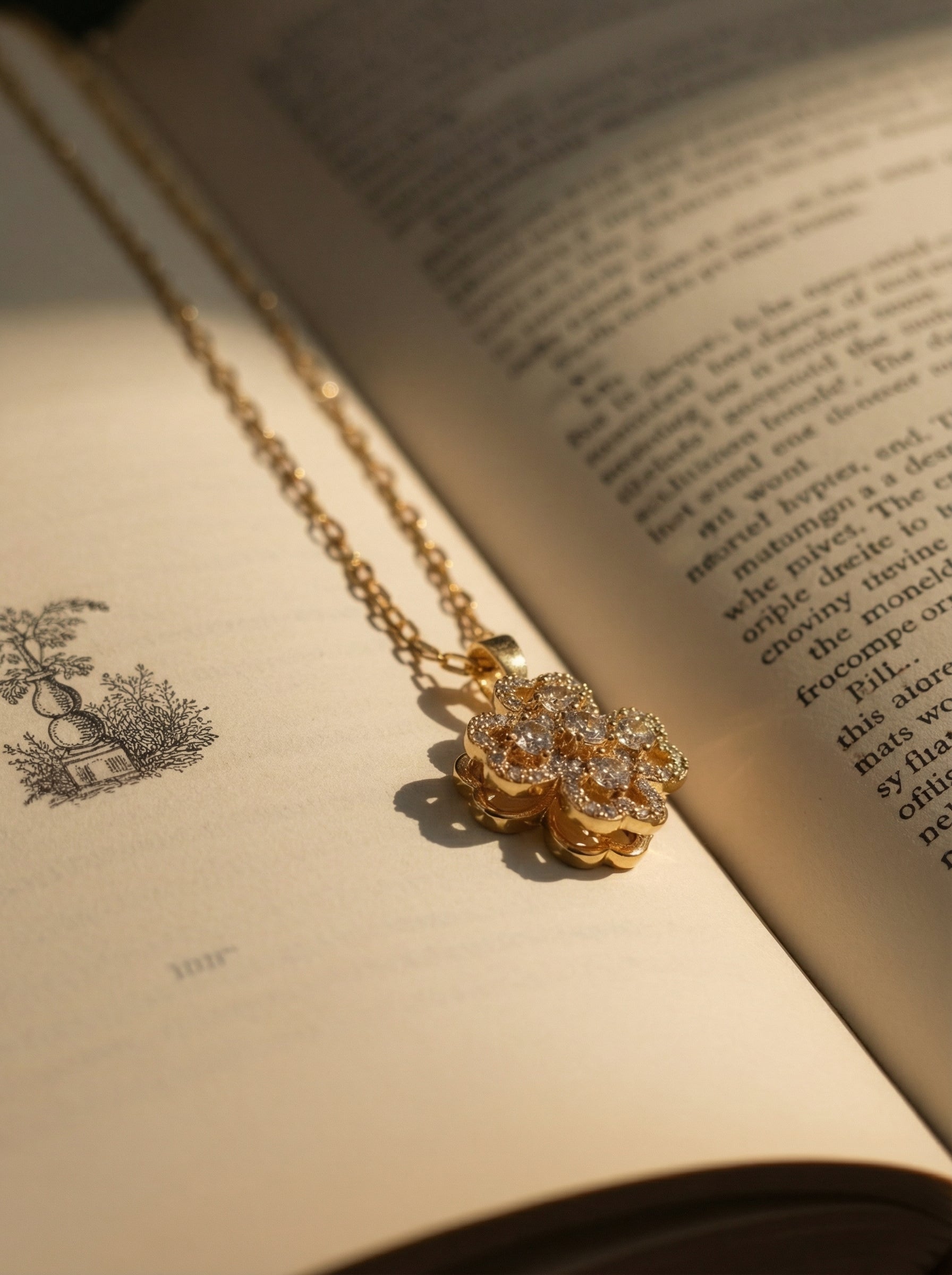 Halskette mit Kleeblattmotiv, 18 Karat vergoldet – zierlicher Zirkon-Anhänger