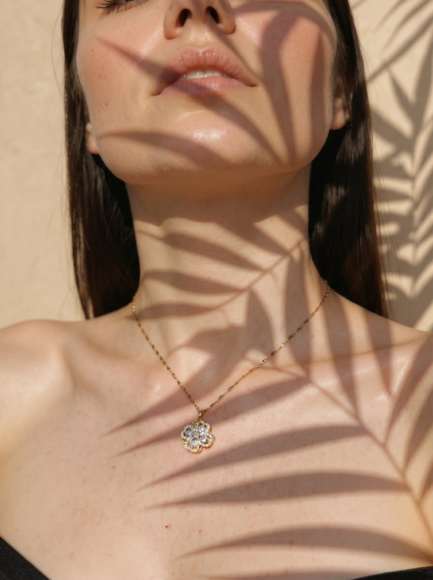 Halskette mit Kleeblattmotiv, 18 Karat vergoldet – zierlicher Zirkon-Anhänger