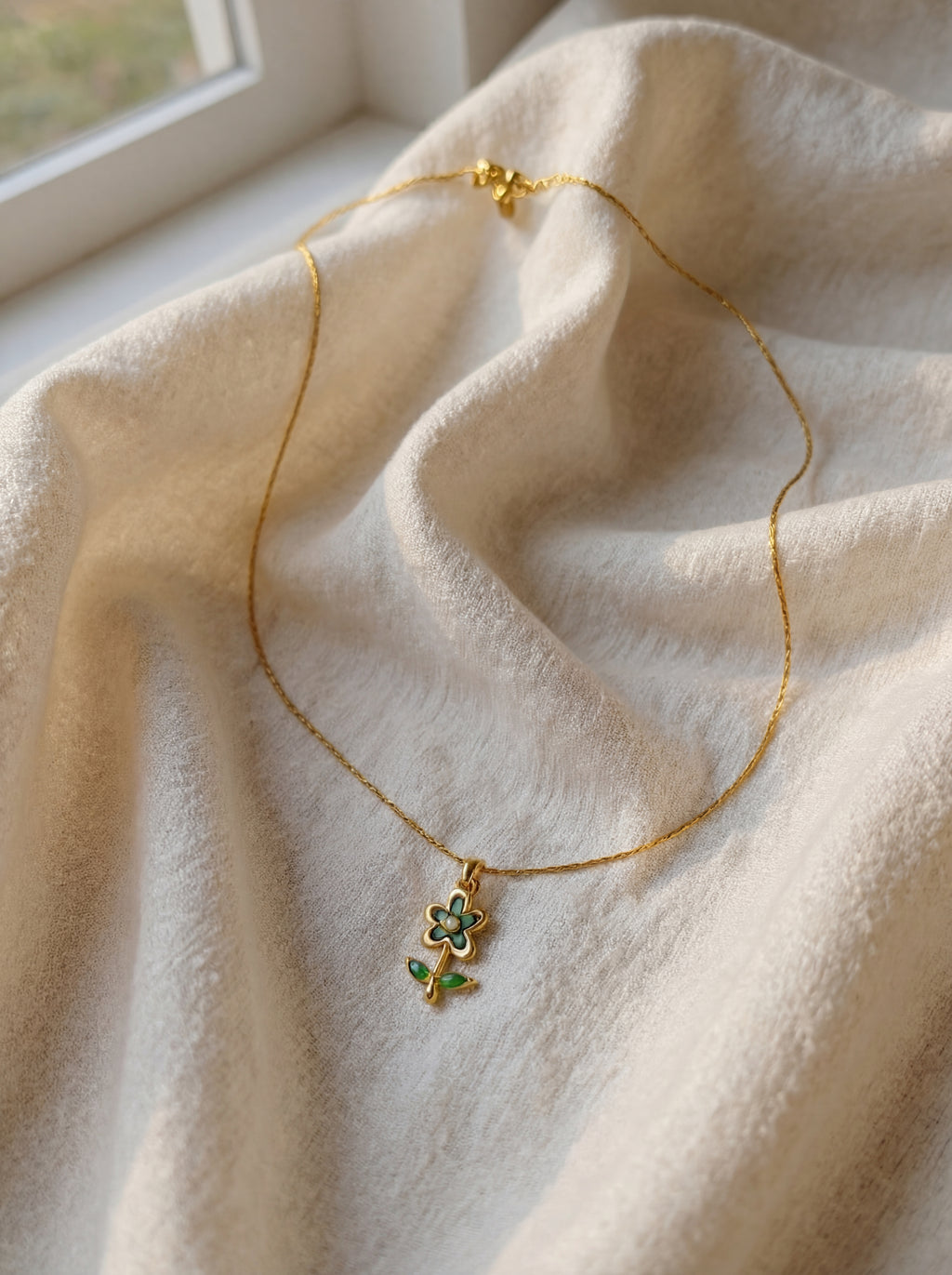 18 Karat vergoldeter Emaille-Blumenanhänger – Schlichter, zierlicher Stil