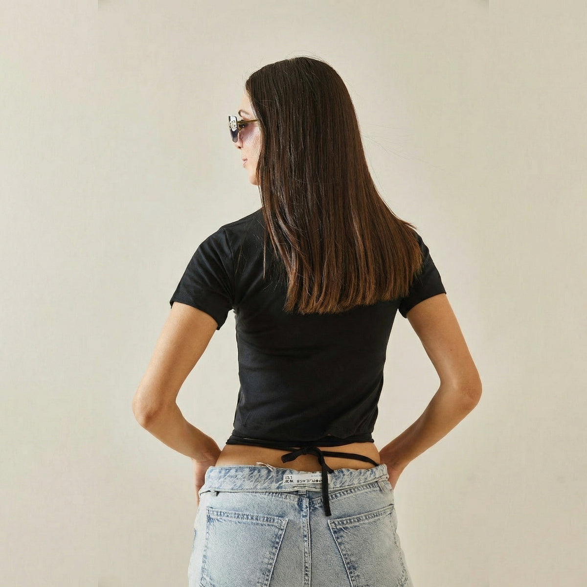Czarny krótki T-shirt z okrągłym dekoltem i wiązanymi sznurowaniem w talii