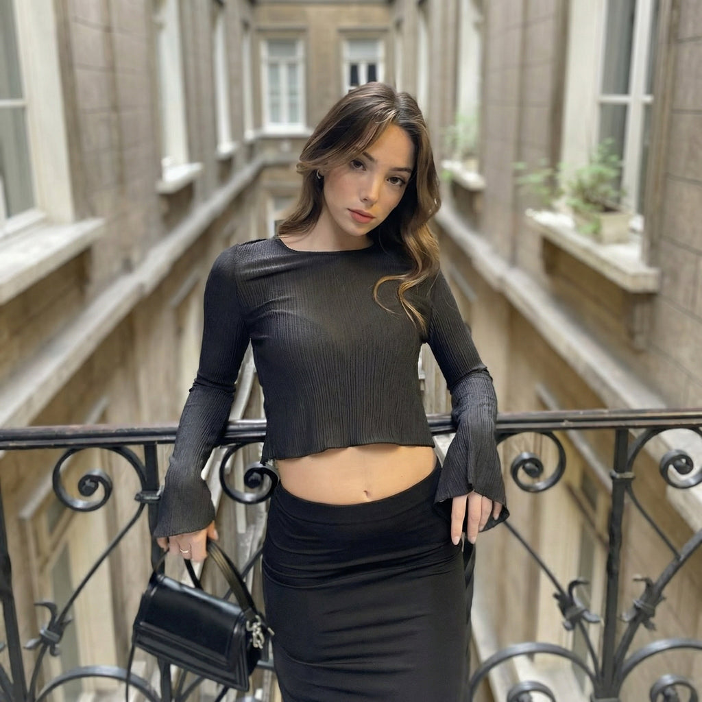 Blusa Cropped Elegante de Costas Nuas com Pregas e Mangas Amplas