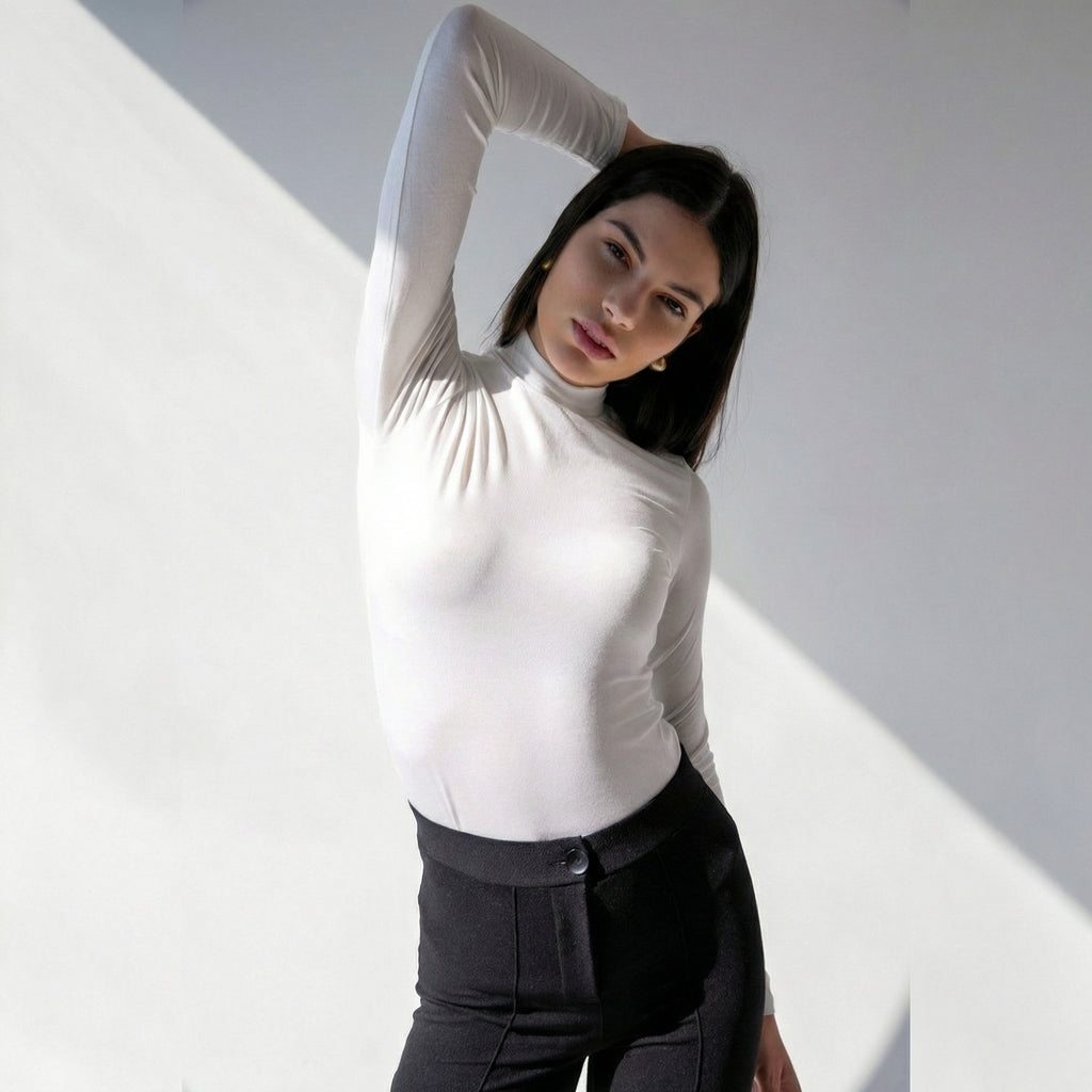 Bodysuit Branco de Manga Longa e Gola Alta Elegante
