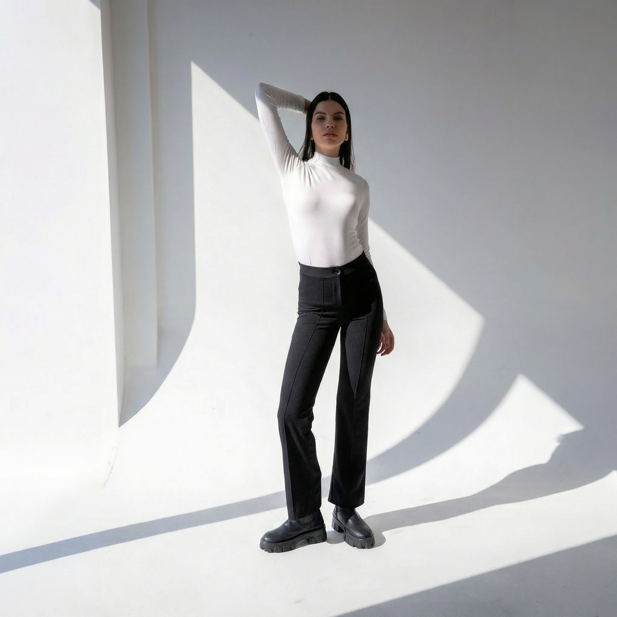 Bodysuit Branco de Manga Longa e Gola Alta Elegante