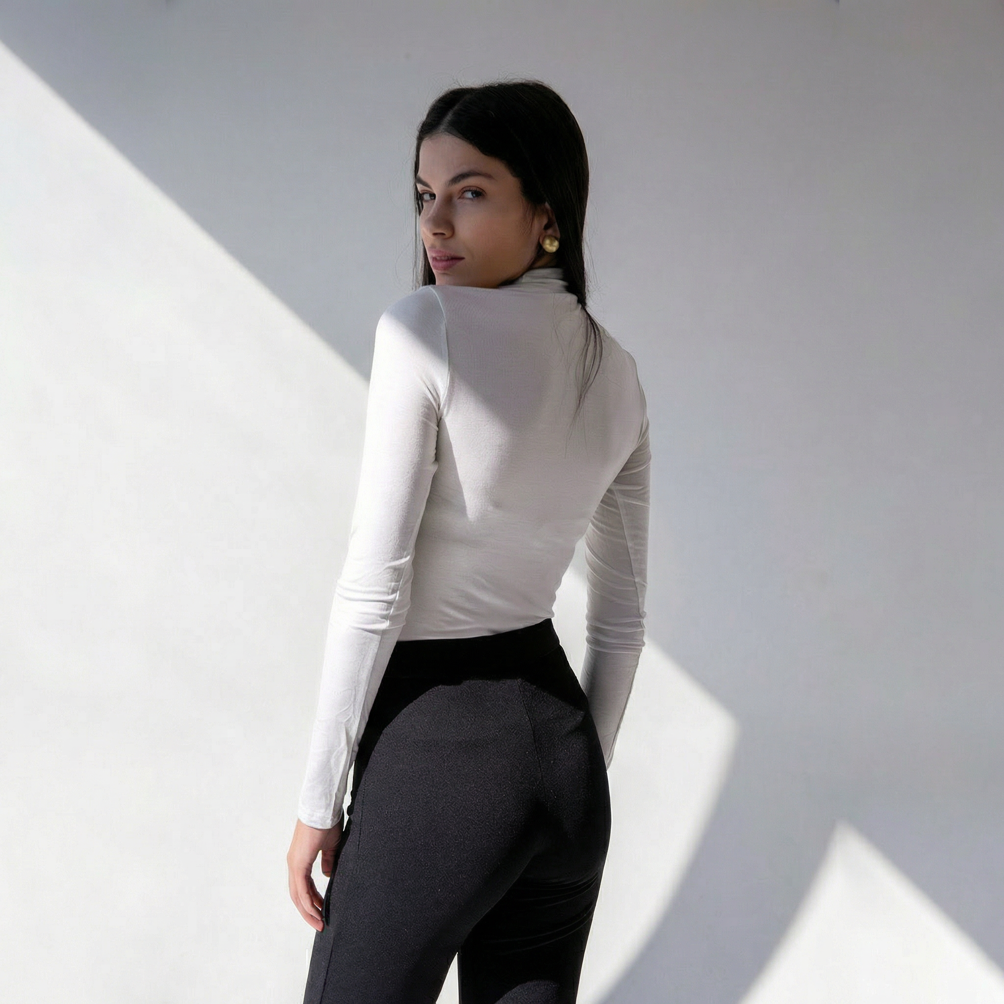 Bodysuit Branco de Manga Longa e Gola Alta Elegante
