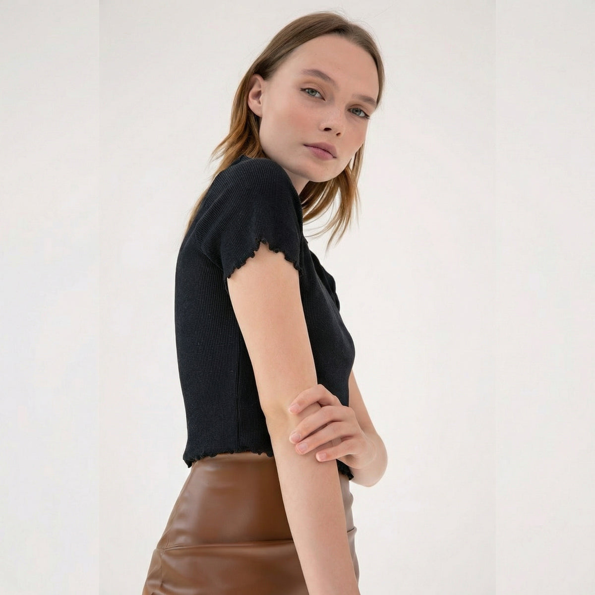 Schwarzes geripptes Crop-T-Shirt mit Rüschenkanten