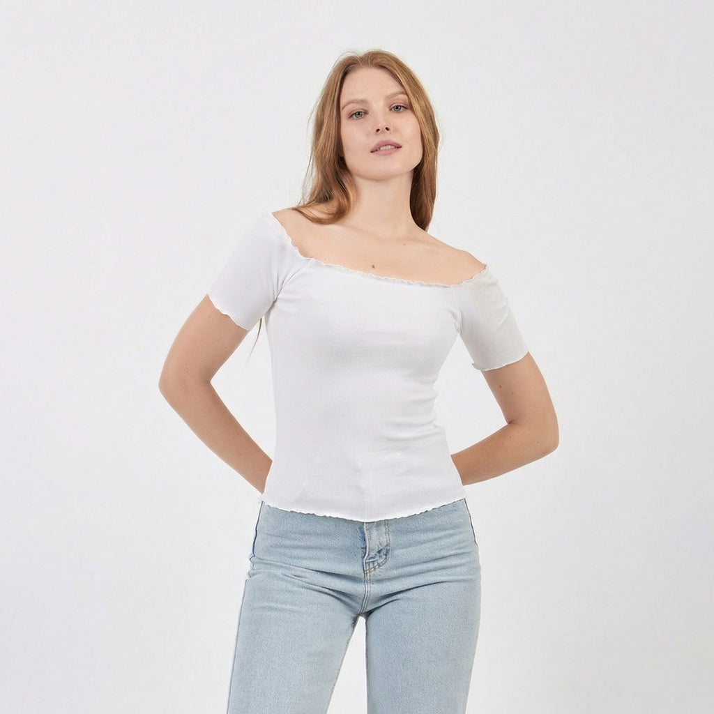 Ribbet Carmen-krage off-the-shoulder crop bluse i hvid