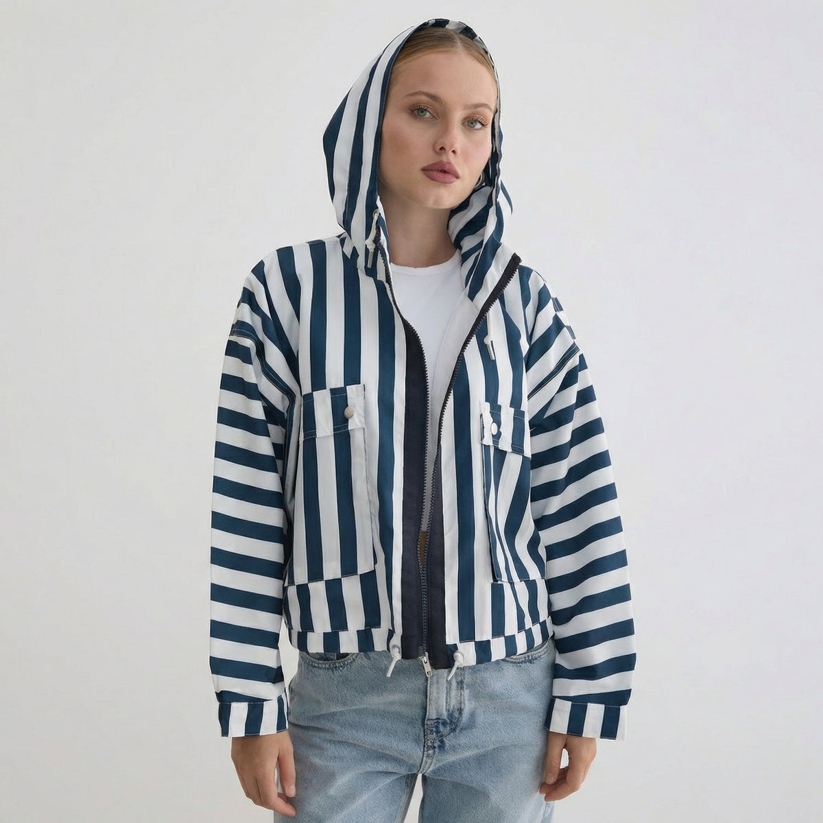 Casaco Corta-Vento Casual com Capuz Riscado Azul e Branco