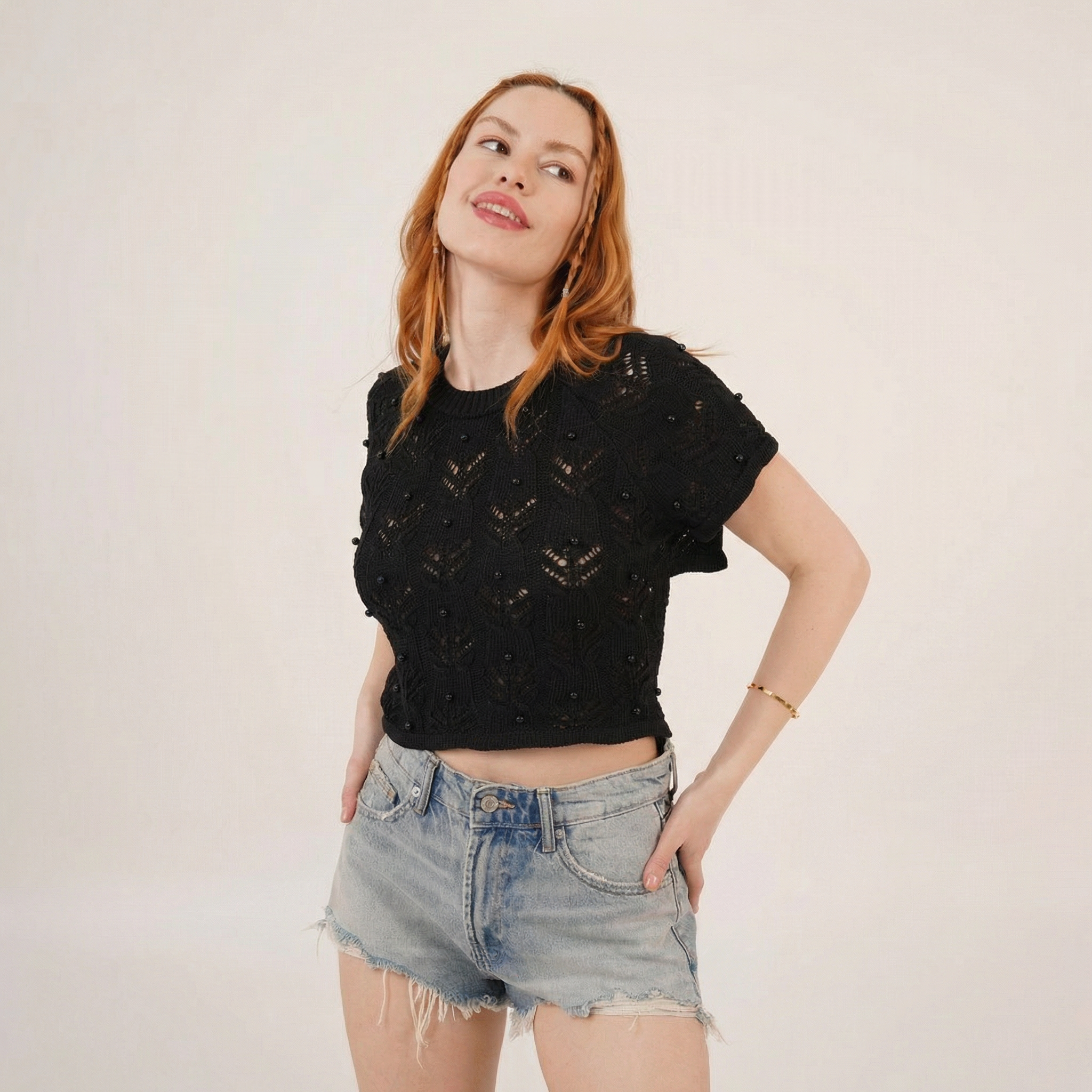 Šik černý crop top v boho háčkovaném stylu s korálky a krátkými rukávy