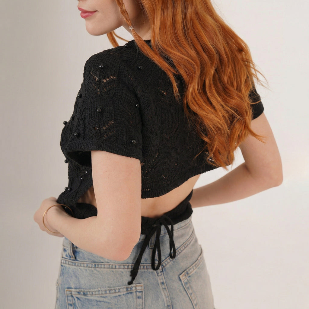 Šik černý crop top v boho háčkovaném stylu s korálky a krátkými rukávy