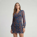 Vestido Curto com Decote V Franzido Geométrico Azul e Ferrugem