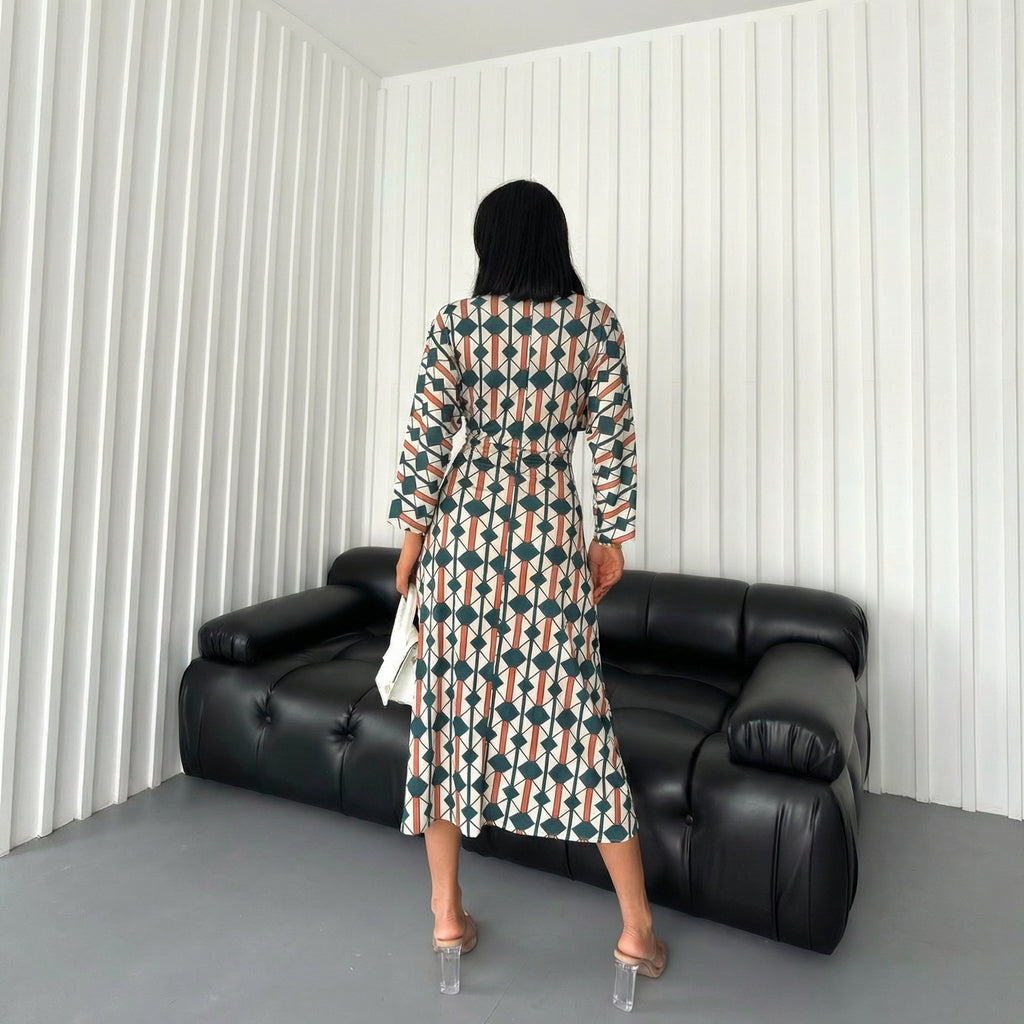 Midi-kjole med grønt geometrisk diamantprint og twist-forstykke