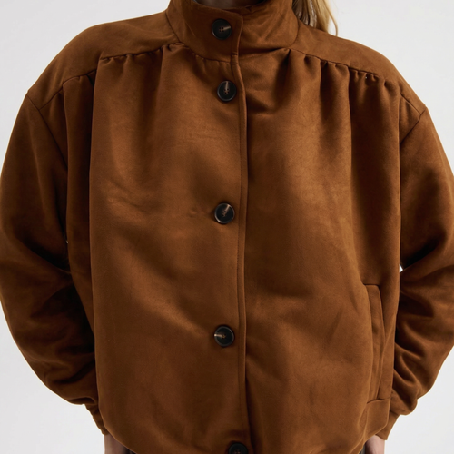 Hnědá oversize ležérní bunda s vysokým límcem a elegantními řasenými detaily na ramenou.
