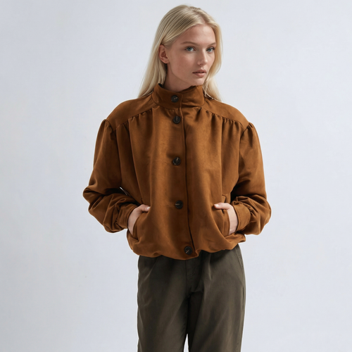Žena mající na sobě hnědou oversize ležendí bundu se zkraslenými rameny a knoflíky.
<p>Žena v hnědé volné ležérní bundě se staženými rameny a knoflíky.</p>