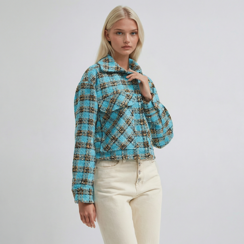 Modrá károvaná texturovaná zkrácená košilová bunda oblečená na blond modelce.