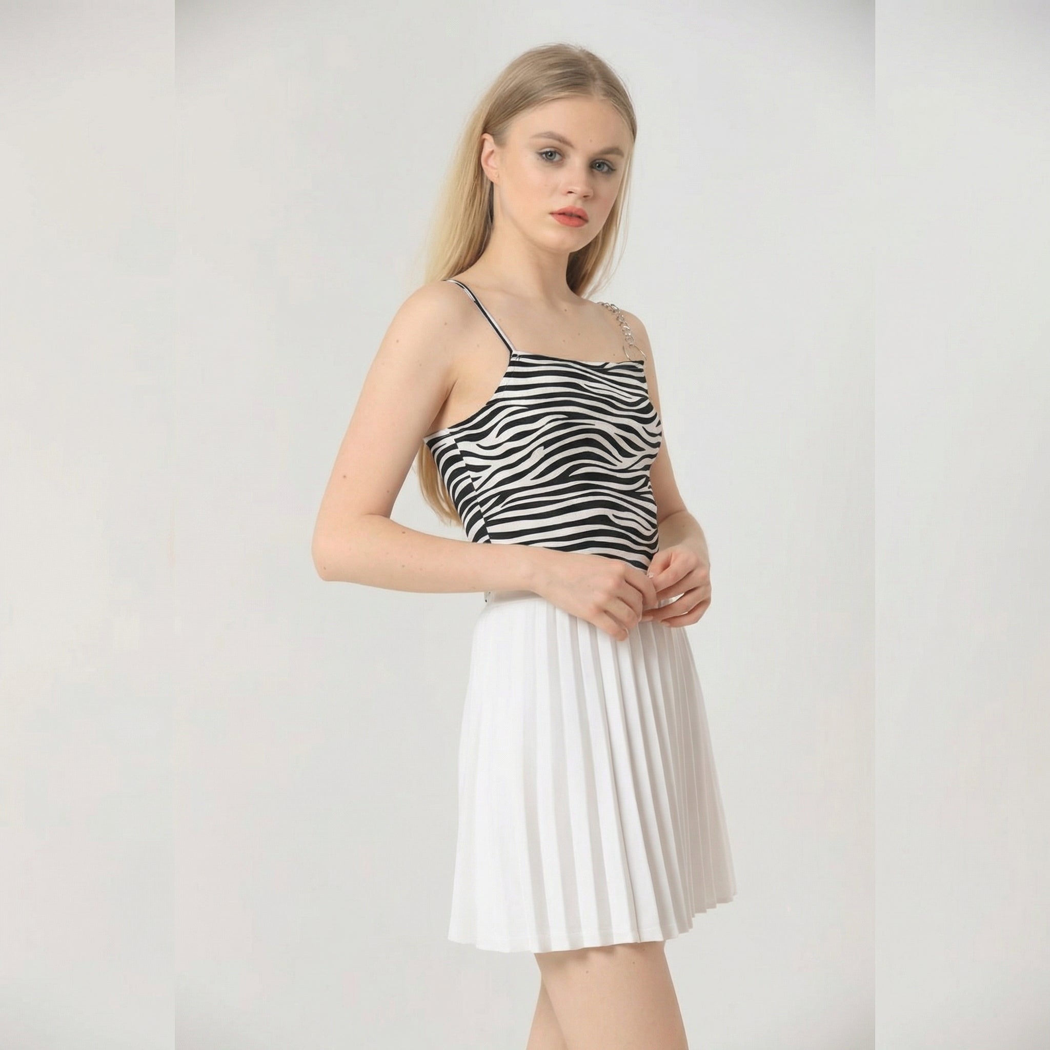 Blusa Cami com Alça de Corrente e Estampa de Zebra em Preto e Branco