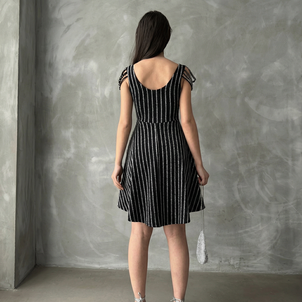 Vestido Skater Sem Mangas com Riscas Metalizadas em Preto e Prateado