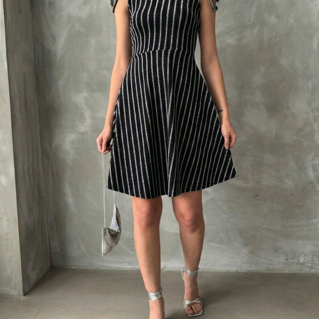 Vestido Skater Sem Mangas com Riscas Metalizadas em Preto e Prateado