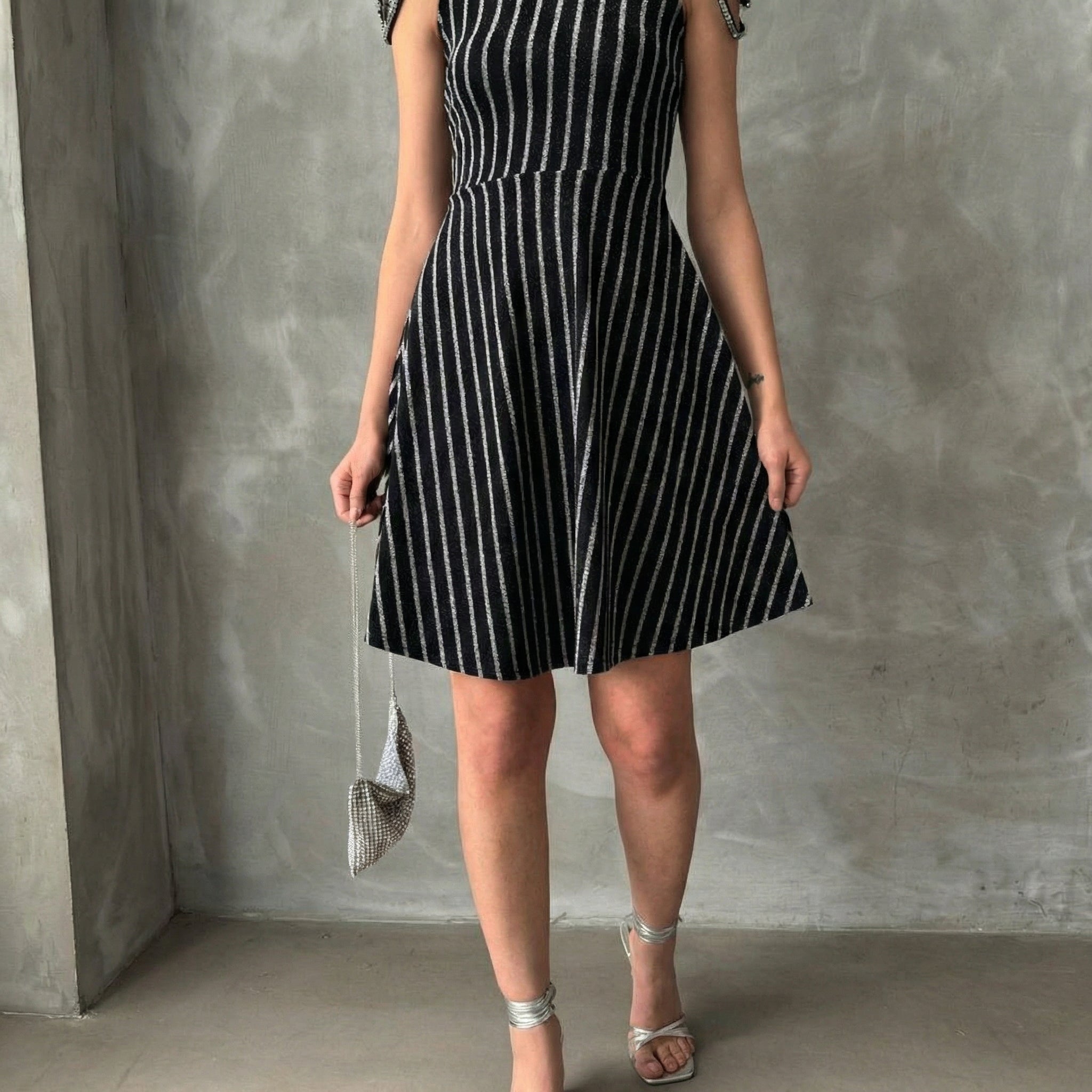 Ärmelloses Skater-Kleid mit metallicfarbenen Streifen in Schwarz und Silber