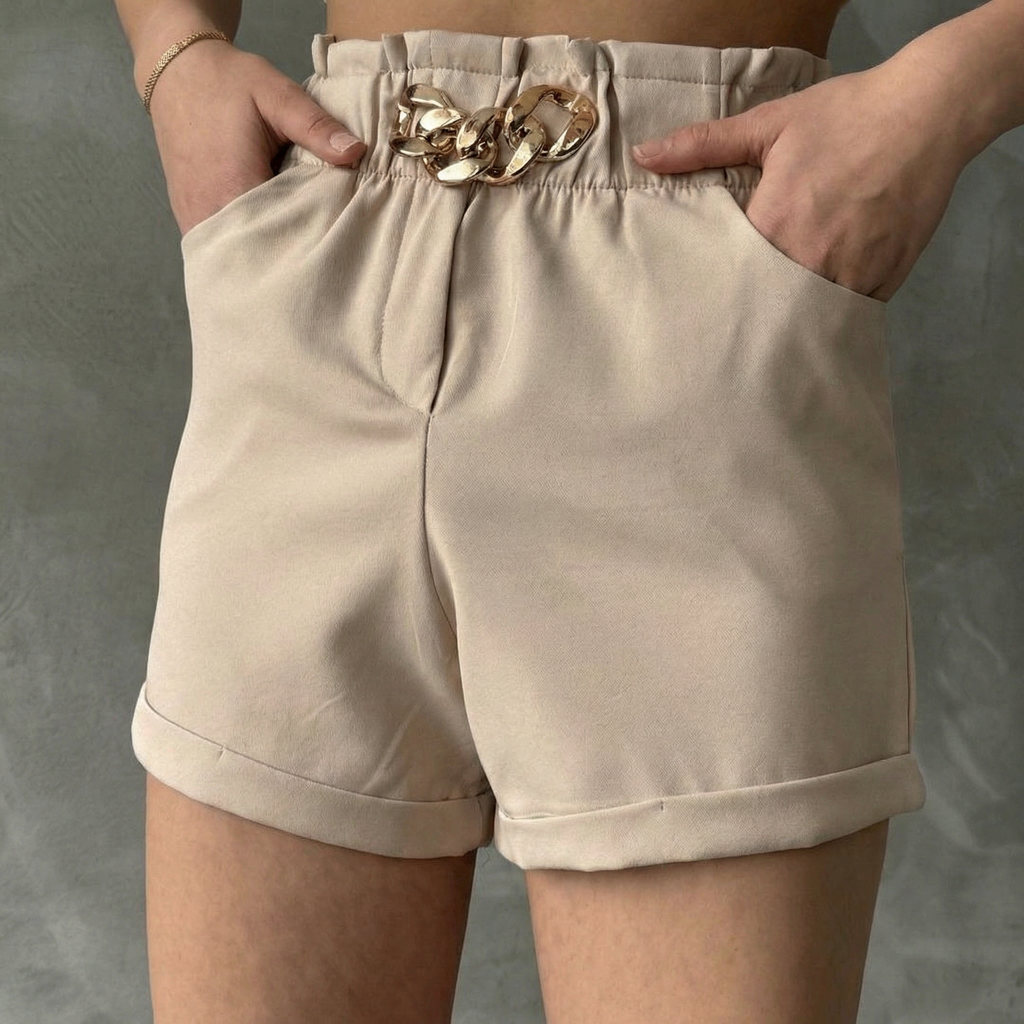 Stenfarvede paperbag-shorts med elegant guldkædet detalje