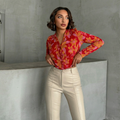 Langærmet bluse med rødt blomsterprint
