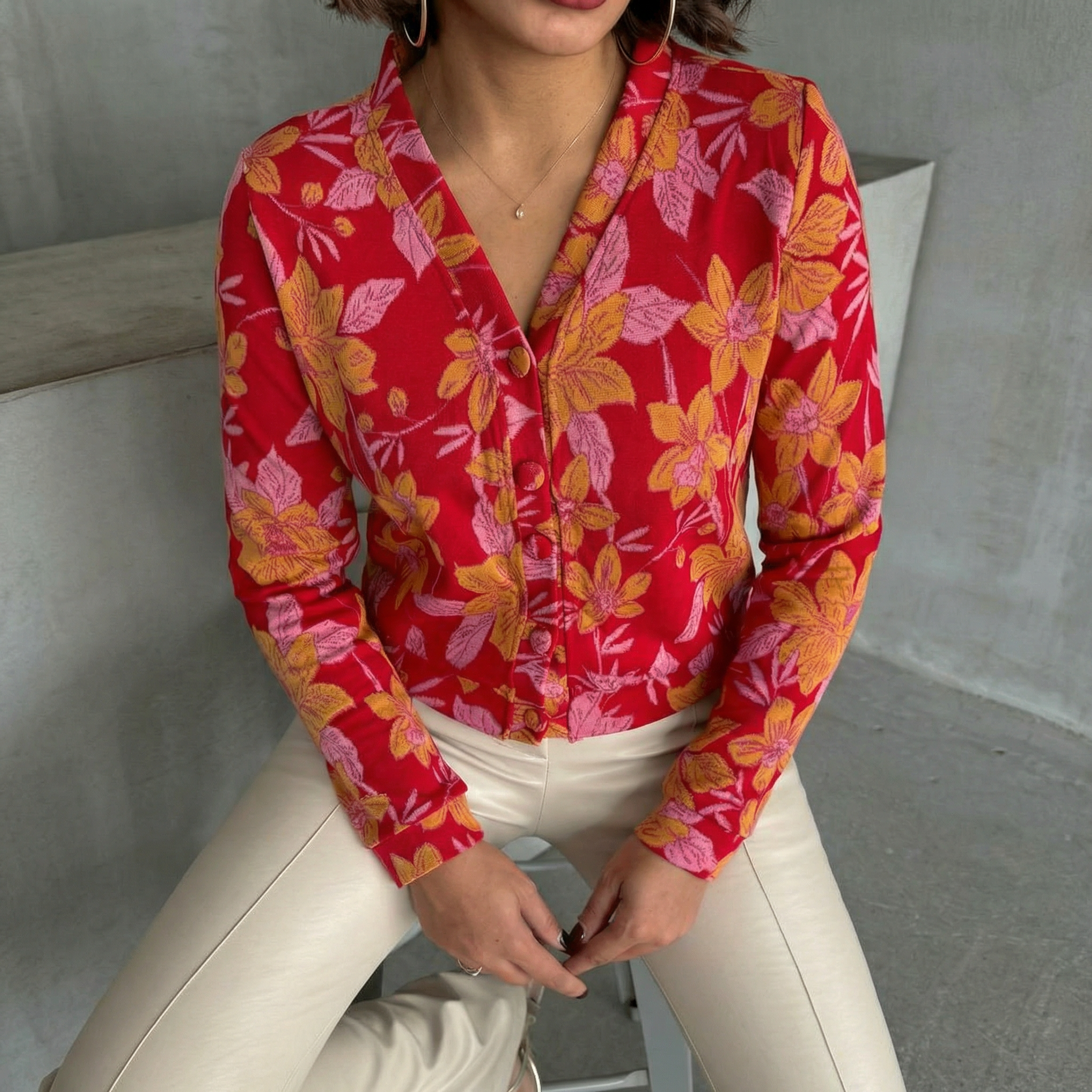 Langærmet bluse med rødt blomsterprint