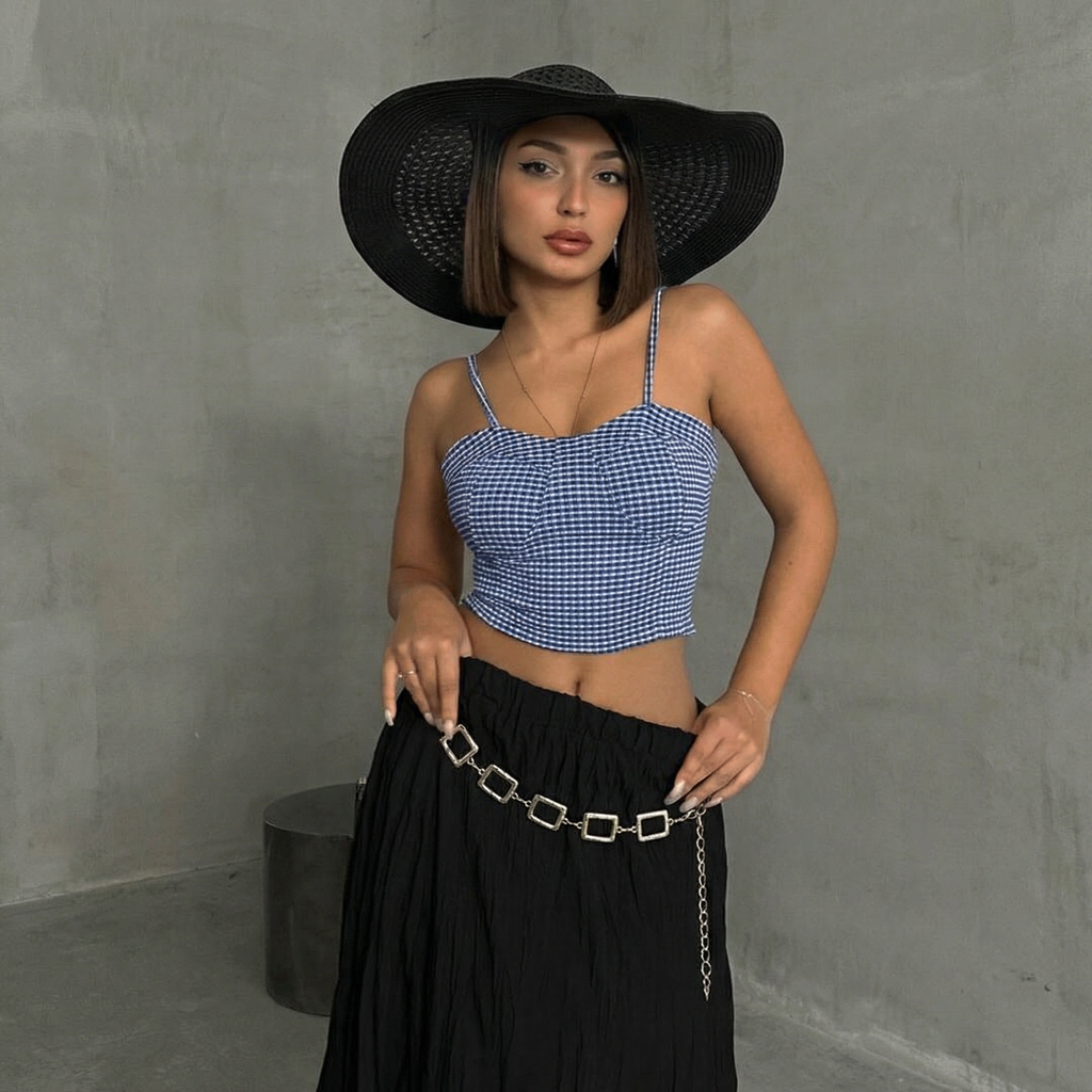 Lyseblå crop top med gingham-tern og gesmækket brystparti