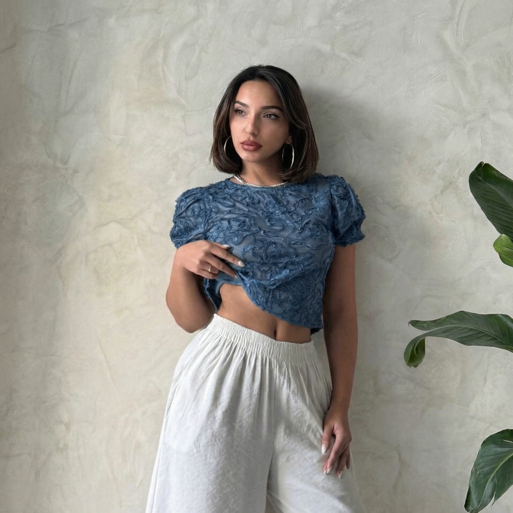 Indigofarvet crop top-bluse i struktureret organza med svajende ærmer