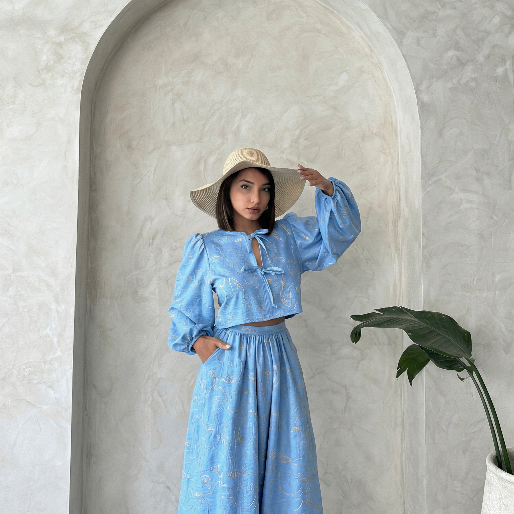 Broderet crop-bluse med bindebånd foran i lyseblå